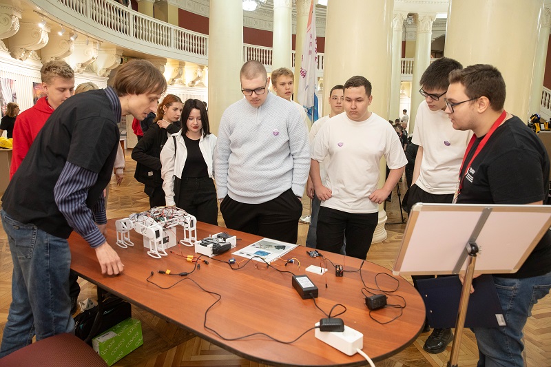 Фото - Ранний старт: уральских школьников посвятили в инженеры